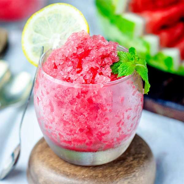 Gastroback Design Ice Shaver -  62905 Prepare homemade slush ice, cocktails, drinks and refreshing desserts or ice creations quickly and easily